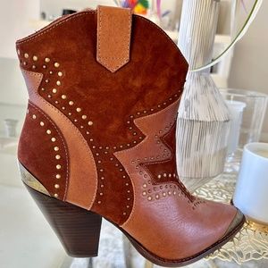 Designer Camilla boots ( new) for a great price! ( size 40)